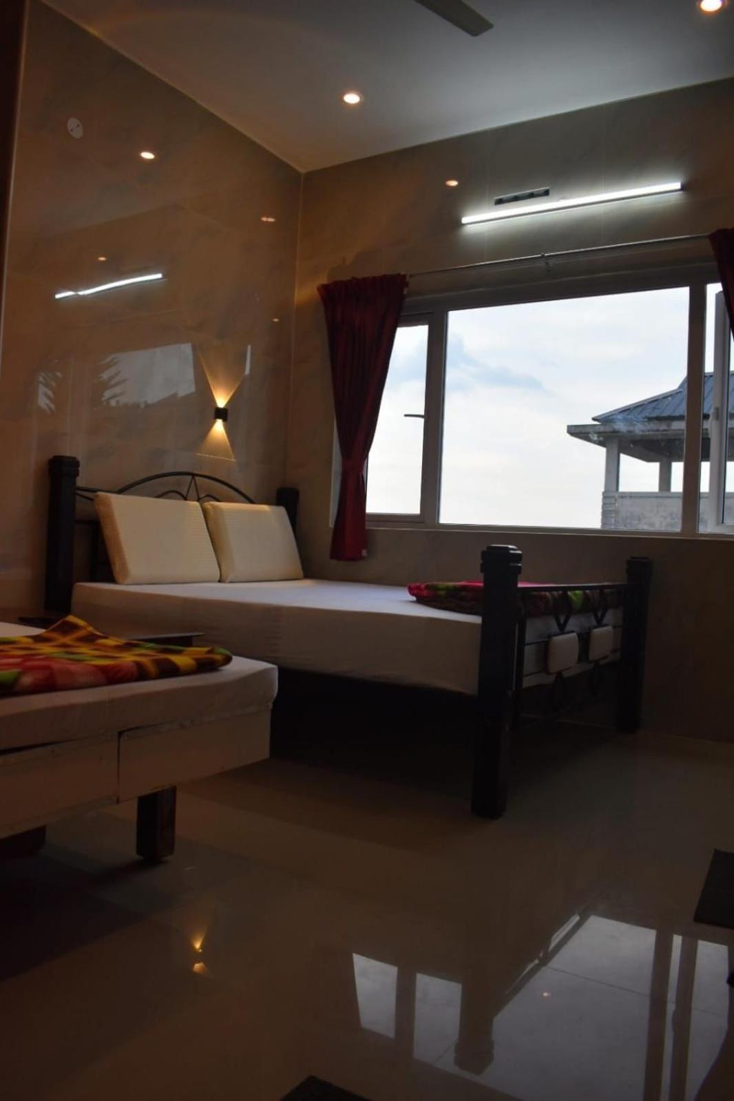 Sri Nandha Luxury Comforts Vālpārai Exterior foto